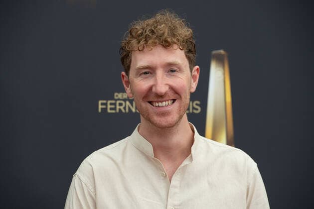 Louis KLAMROTH; Schauspieler, Roter Teppich, Red Carpet Show, Ankunft, arrival, Verleihung des Deutschen Fernsehpreises, Die Nacht der Kreativen - Der Deutsche Fernsehpreis 2022, Deutscher Fernsehpreis 2022 in Koeln, am 13.09.2022.