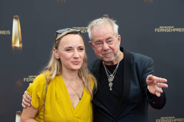 Helmut ZERLETT, Musiker, und seine Frau Natalia ZERLETT, Roter Teppich, Red Carpet Show, Ankunft, arrival, Verleihung des Deutschen Fernsehpreises, Die Nacht der Kreativen - Der Deutsche Fernsehpreis 2022, Deutscher Fernsehpreis 2022 in Koeln, am 13.09.2022.