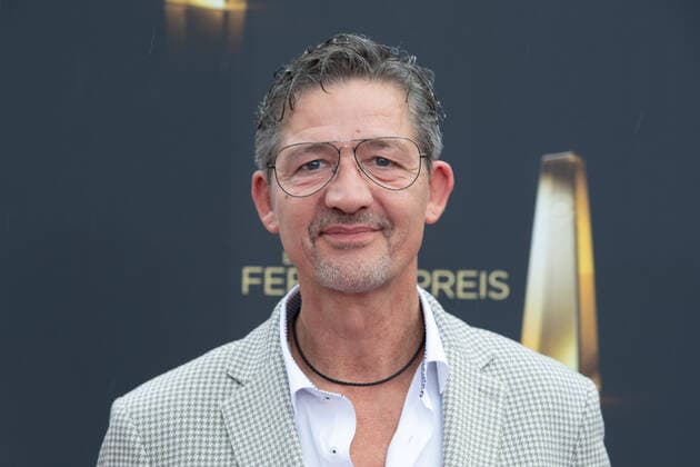 Robert MATT, Musiker, Roter Teppich, Red Carpet Show, Ankunft, arrival, Verleihung des Deutschen Fernsehpreises, Die Nacht der Kreativen - Der Deutsche Fernsehpreis 2022, Deutscher Fernsehpreis 2022 in Koeln, am 13.09.2022.