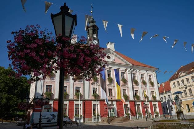 Tartu, Estland - August 23, 2022: Fussgängerzone mit Rathaus und Brunnen Küssende Studenten. Tartu Estland *** Tartu, Estonia August 23, 2022 pedestrian zone with city hall and fountain kissing students Tartu Estonia 