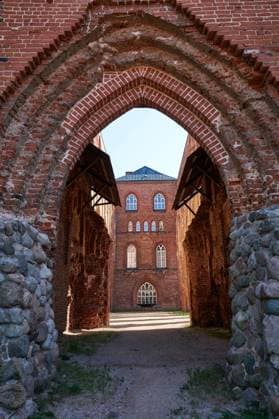 Tartu, Estland - August 23, 2022: Blick auf die Ruine Dom zu Tartu. Tartu Estland *** Tartu, Estonia August 23, 2022 view of the ruins cathedral to Tartu Tartu Estonia 