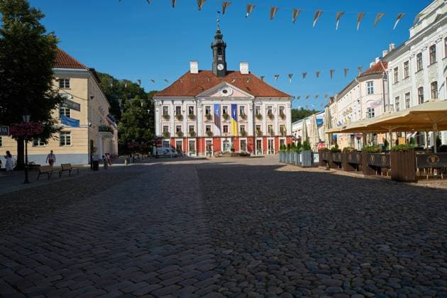Tartu, Estland - August 23, 2022: Fussgängerzone mit Rathaus und Brunnen Küssende Studenten. Tartu Estland *** Tartu, Estonia August 23, 2022 pedestrian zone with city hall and fountain kissing students Tartu Estonia 