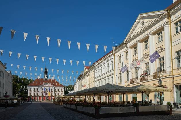 Tartu, Estland - August 23, 2022: Fussgängerzone mit Rathaus und Brunnen Küssende Studenten. Tartu Estland *** Tartu, Estonia August 23, 2022 pedestrian zone with city hall and fountain kissing students Tartu Estonia 