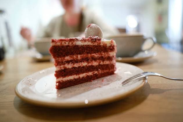 Tartu, Estland - August 23, 2022: Red Velvet Torte im Cafe. Tartu Estland *** Tartu, Estonia August 23, 2022 Red Velvet Cake in Cafe Tartu Estonia 