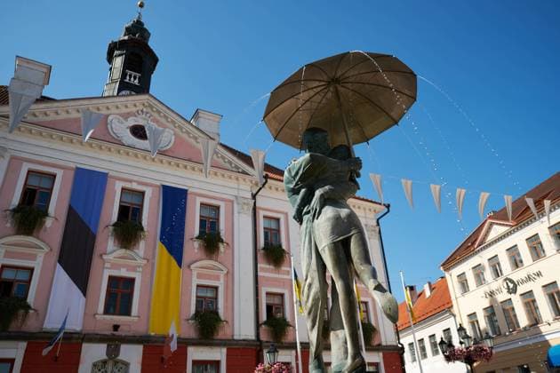Tartu, Estland - August 23, 2022: Fussgängerzone mit Rathaus und Brunnen Küssende Studenten. Tartu Estland *** Tartu, Estonia August 23, 2022 pedestrian zone with city hall and fountain kissing students Tartu Estonia 
