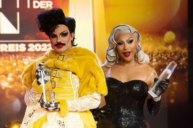 Preistraeger Tim BAMBI MERCURY KNAAK, Boris ENVY PERU ESCOBAR Roter Teppich, Red Carpet Show, Ankunft, arrival, Verleihung des Deutschen Fernsehpreises, Die Nacht der Kreativen - Der Deutsche Fernsehpreis 2022, Deutscher Fernsehpreis 2022 in Koeln, am 13.09.2022.
