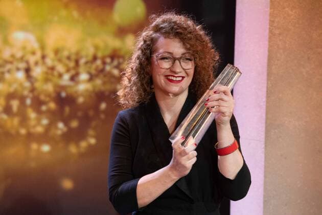 Preistraegerin Janine DAUTERICH Roter Teppich, Red Carpet Show, Ankunft, arrival, Verleihung des Deutschen Fernsehpreises, Die Nacht der Kreativen - Der Deutsche Fernsehpreis 2022, Deutscher Fernsehpreis 2022 in Koeln, am 13.09.2022.