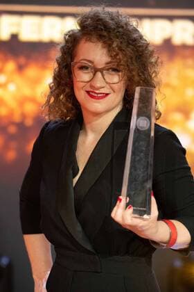 Preistraegerin Janine DAUTERICH Roter Teppich, Red Carpet Show, Ankunft, arrival, Verleihung des Deutschen Fernsehpreises, Die Nacht der Kreativen - Der Deutsche Fernsehpreis 2022, Deutscher Fernsehpreis 2022 in Koeln, am 13.09.2022.