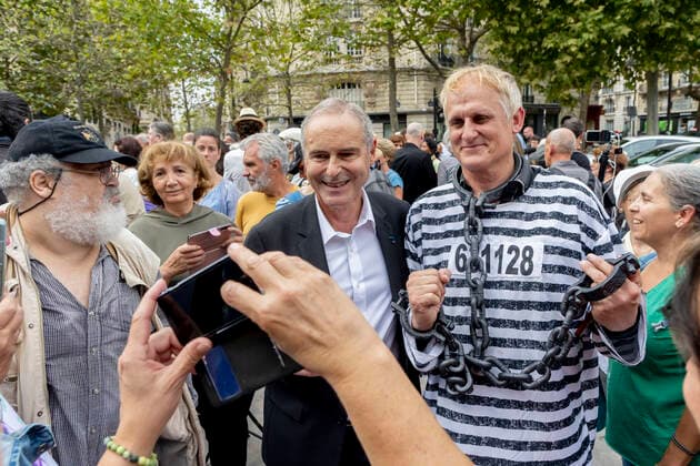 Paris, France September 13, 2022 - Gathering in support of Professor Christian Perronne who was summoned by the disciplinary chamber of the order of doctors concerning polemical positions taken during the health crisis COVID-19. He has notably relayed anti-vaccine and conspiracy theories and also declared that ivermectin or hydroxychloroquine have a proven efficacy against COVID-19 contrary to what the scientific community has demonstrated - Christian Perronne MANIFESTATION, ANTIVAX, ANTI VACCIN, COVID19, CORONASCEPTIQUE, COMPLOTISTE, COMPLOTISME, MEDECINE, SOIGNANTS SUSPENDUS, ANTIVACCINS, Copyright: xVincentxIsorex