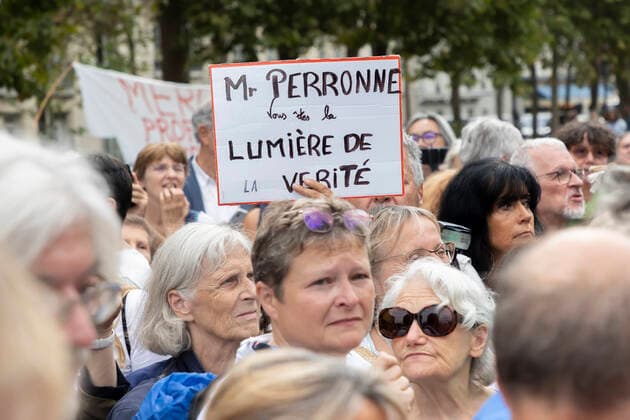 Paris, France September 13, 2022 - Gathering in support of Professor Christian Perronne who was summoned by the disciplinary chamber of the order of doctors concerning polemical positions taken during the health crisis COVID-19. He has notably relayed anti-vaccine and conspiracy theories and also declared that ivermectin or hydroxychloroquine have a proven efficacy against COVID-19 contrary to what the scientific community has demonstrated MANIFESTATION, ANTIVAX, ANTI VACCIN, COVID19, CORONASCEPTIQUE, COMPLOTISTE, COMPLOTISME, MEDECINE, SOIGNANTS SUSPENDUS, ANTIVACCINS, Copyright: xVincentxIsorex