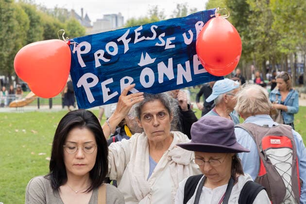 News Bilder des Tages Paris, France September 13, 2022 - Gathering in support of Professor Christian Perronne who was summoned by the disciplinary chamber of the order of doctors concerning polemical positions taken during the health crisis COVID-19. He has notably relayed anti-vaccine and conspiracy theories and also declared that ivermectin or hydroxychloroquine have a proven efficacy against COVID-19 contrary to what the scientific community has demonstrated MANIFESTATION, ANTIVAX, ANTI VACCIN, COVID19, CORONASCEPTIQUE, COMPLOTISTE, COMPLOTISME, MEDECINE, SOIGNANTS SUSPENDUS, ANTIVACCINS, Copyright: xVincentxIsorex