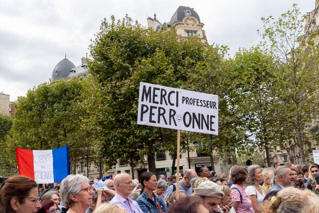 Paris, France September 13, 2022 - Gathering in support of Professor Christian Perronne who was summoned by the disciplinary chamber of the order of doctors concerning polemical positions taken during the health crisis COVID-19. He has notably relayed anti-vaccine and conspiracy theories and also declared that ivermectin or hydroxychloroquine have a proven efficacy against COVID-19 contrary to what the scientific community has demonstrated MANIFESTATION, ANTIVAX, ANTI VACCIN, COVID19, CORONASCEPTIQUE, COMPLOTISTE, COMPLOTISME, MEDECINE, SOIGNANTS SUSPENDUS, ANTIVACCINS, Copyright: xVincentxIsorex
