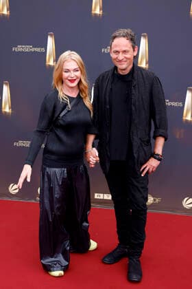 Musikerin Inga Humpe und Musiker Tommi Eckart von der Band Zweiraumwohnung, Preisträger in der Kategorie Beste Musik Fiktion, bei der Verleihung des Deutschen Fernsehpreises bei Die Nacht der Kreativen - Der Deutsche Fernsehpreis 2022. Köln, 13.09.2022 NRW Deutschland *** Musician Inga Humpe and musician Tommi Eckart from the band Zweiraumwohnung, winner of the Best Music Fiction category, at the German Television Award ceremony at Die Nacht der Kreativen Der Deutsche Fernsehpreis 2022 Cologne, 13 09 2022 NRW Germany Copyright: xChristophxHardtx