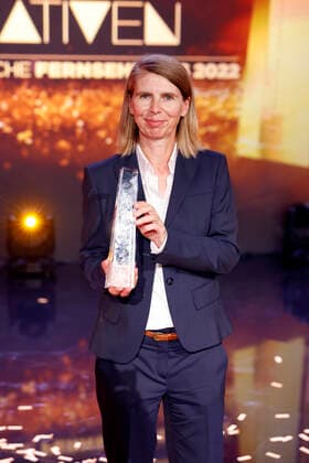 Szenenbildnerin Petra Albert, Preisträgerin in der Kategorie Beste Ausstattung Fiktion, bei der Verleihung des Deutschen Fernsehpreises bei Die Nacht der Kreativen - Der Deutsche Fernsehpreis 2022. Köln, 13.09.2022 NRW Deutschland Copyright: xChristophxHardtx