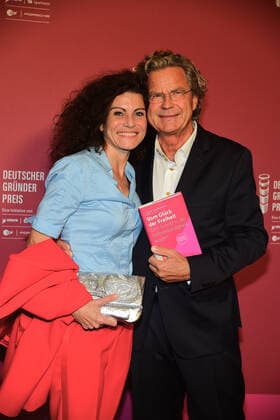 Verleihung des Deutschen Gründerpreises 2022 Florian Langenscheidt, publisher, mit seinert Freundin Andrea Bury aus dem ZDF Hauptstadtstudio die Verleihung des Deutschen Gründerpreises in Berlin am 13.09.2022 in Berlin