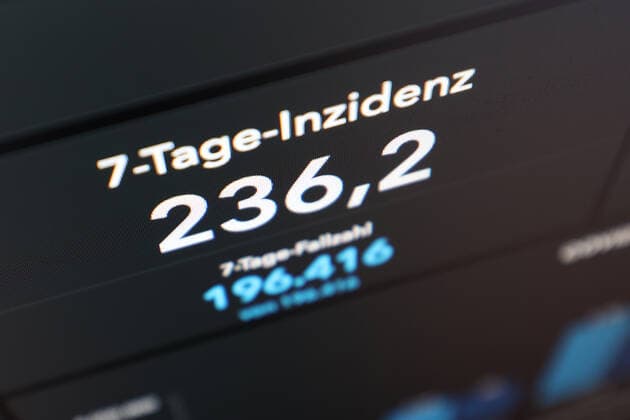 Dashboard des RKI, die 7-Tage-Inzidenz liegt nun bei 236,2 7-Tage-Inzidenz, Dashboard des RKI auf einem Monitor am 14.09.2022 in Siegen Deutschland.