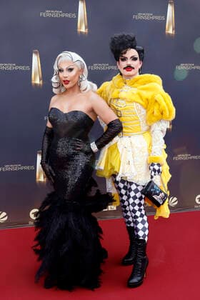 Make-up Artist Ency Peru (Boris Itzkovich Escobar) und Designer Bambi Mercury (Tim Knaak), die Preisträger in der Kategorie Beste Ausstattung Unterhaltung, bei der Verleihung des Deutschen Fernsehpreises bei Die Nacht der Kreativen - Der Deutsche Fernsehpreis 2022. Köln, 13.09.2022 NRW Deutschland Copyright: xChristophxHardtx