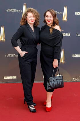 Janine Dauterich mit Schwester bei der Verleihung des Deutschen Fernsehpreises 2022 - Die Nacht der Kreativen im Studio Ehrenfeld. Köln, 13.09.2022