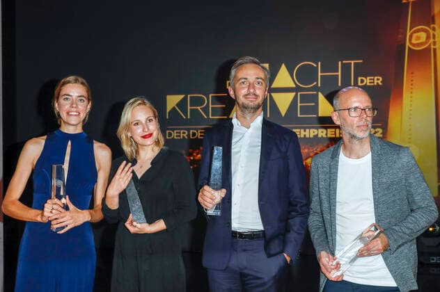Nora Nagel, Hanna Herbst, Jan Böhmermann und Markus Hennig bei der Verleihung des Deutschen Fernsehpreises 2022 - Die Nacht der Kreativen im Studio Ehrenfeld. Köln, 13.09.2022