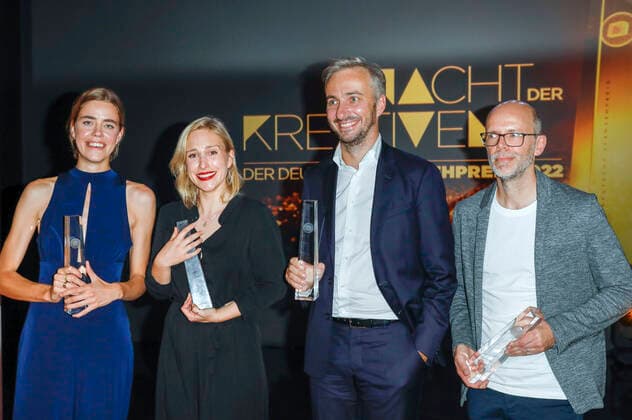 Nora Nagel, Hanna Herbst, Jan Böhmermann und Markus Hennig bei der Verleihung des Deutschen Fernsehpreises 2022 - Die Nacht der Kreativen im Studio Ehrenfeld. Köln, 13.09.2022