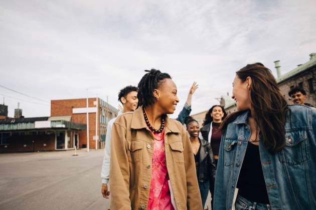 IMAGO Creative, Jahreszeit Herbst, Ferien IMAGO Creative: Städte im Wandel Smiling multiracial young friends enjoying on street in city Sweden, Stockholm, model released Copyright: xMaskot,xMaskotxBildbyraxABx , MA95005 MA95005