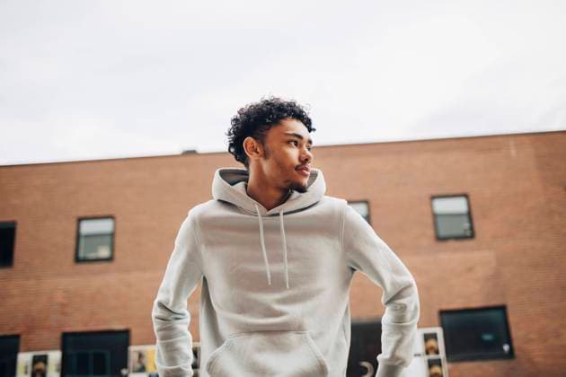 Young man looking away while standing in front of building Sweden, Stockholm, model released Copyright: xMaskot,xMaskotxBildbyraxABx , MA95053 MA95053