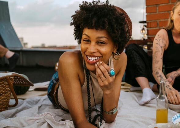 Creative Highlights Symbolbilder Portrait of smiling young woman lying on picnic blanket by female friend Germany, Berlin, model released, property released Copyright: xMaskot,xMaskotxBildbyraxABx , MA95119 MA95119