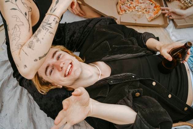 IMAGO Creative: Menschen in Berlin High angle view of smiling young man lying on female friend s lap Germany, Berlin, model released Copyright: xMaskot,xMaskotxBildbyraxABx , MA95146 MA95146