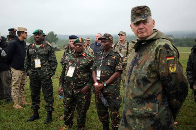 Mitglieder der Delegation Militärangehöriger aus Tanzania, Bildmitte General Major Sibuti, Übung mit Schußwaffen US Armee, Trainigsgelände Vilseck, GER, 14.09.2022, 7th Army Training Command, Tschad, Gambia, Tansania, Brasilien *** Members of the delegation of military personnel from Tanzania, center General Major Sibuti, exercise with firearms US Army, Training Area Vilseck, GER, 14 09 2022, 7th Army Training Command, Chad, Gambia, Tanzania, Brazil