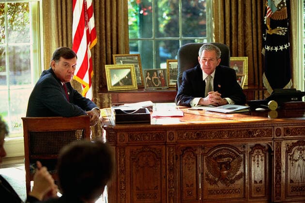 Secretary Mel Martinez with President George W. Bush. Secretary Mel Martinez with President George W. Bush Subject, Secretary Mel Martinez with President George W. Bush in the White House Oval Office--Highlight photo for HUD 10th Floor display. Copyright: xpiemagsx 1258_6189698 !ACHTUNG AUFNAHMEDATUM GESCHÄTZT!