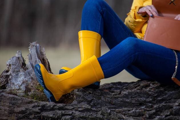 Frau mit gelben Gummistiefeln (model released) *** Woman with yellow rubber boots model released Copyright: xx