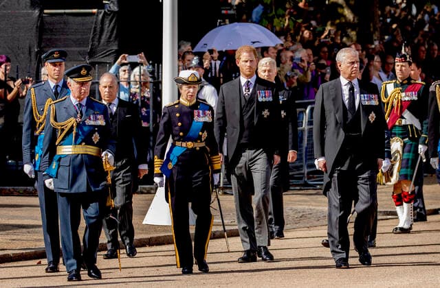 News Bilder des Tages 14-09-2022 London King Charles and Princess Anne and Prince Andrew and Prince Edward and Prince William and Prince Harry and Peter Phillips behind the coffin of Queen Elizabeth II draped in the royal standard with the imperial state crown placed on top as its carried on a horse-drawn gun carriage of the kings troop royal horse artillery during the ceremonial procession from Buckingham palace to Westminster Hall, London, where it will lie in state ahead of her funeral on monday. Â  Copyright: xPPEx