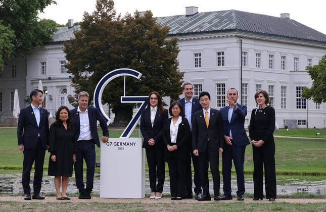 News Bilder des Tages G 7 Praesidentschaft Robert Habeck 14.09.2022, Germany, Neuhardenberg, Schloss Neuhardenberg, Treffen der G 7 Handels und Wirtschaftsminister unter Fuehrung von RobertHabeck und der USA Vertreterin Katherine Tai, Habeck und G 7 Symbol, Ganzfigurc) Frank Ossenbrink mediagroupberlin GmbH Neuhardenberg Brandenburg Germany *** G 7 Presidency Robert Habeck 14 09 2022, Germany, Neuhardenberg, Neuhardenberg Castle, Meeting of G 7 Trade and Economic Ministers led by RobertHabeck and USA representative Katherine T