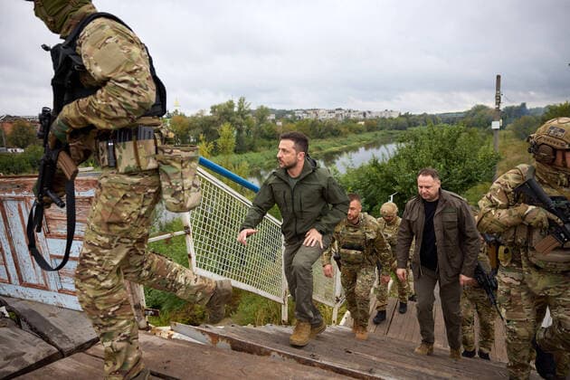 News Themen der Woche KW37 News Bilder des Tages Ukrainian president Volodymyr Zelensky (2R) visits the de-occupied city of Izyum, Kharkiv region in Ukraine on Wednesday, September 14, 2022. Zelensky visited the east Ukraine city of Izyum, the military said, one of the largest cities recently recaptured from Russia by Kyiv s army in a lightning counter-offensive.  UKR2022091405 UkrainianxPresidentxPressxOffice