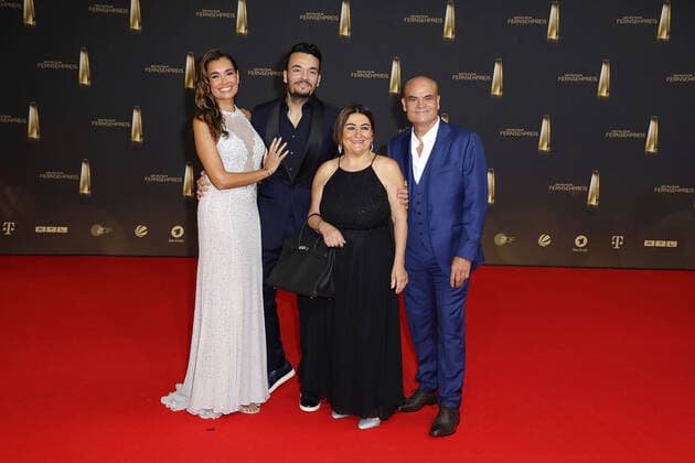 Jana Ina und Giovanni Zarrella und seine Eltern Clementina und Bruno Zarrella bei der Deutscher Fernsehpreis Verleihung am 14.09.2022 in Koeln Deutscher Fernsehpreis Verleihung 2022 in Köln