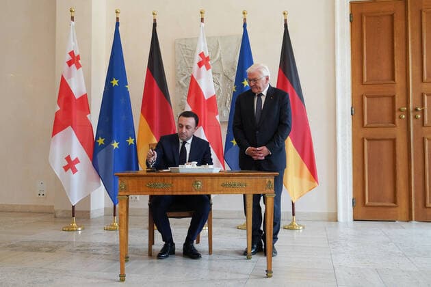 News Bilder des Tages RECORD DATE NOT STATED Bundespräsident Frank-Walter Steinmeier und Ministerpräsident der Republik Georgien, Irakli Gharibaschwili 14.9.2022 Bundespräsident Frank-Walter Steinmeier und Ministerpräsident der Republik Georgien, Irakli Gharibaschwili Berlin Berlin GER *** Federal President Frank Walter Steinmeier and Prime Minister of the Republic of Georgia, Irakli Gharibashvili 14 9 2022 Federal President Frank Walter Steinmeier and Prime Minister of the Republic of Georgia, Irakli Gharibashvili Berlin Berlin GER
