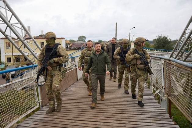 September 14, 2022, Izium, Kharkiv region, Ukraine: Ukrainian President Volodymyr Zelenskyy, and Head of the Office of the President Andriy Yermak take a walking tour of the liberated city, September 14, 2022 in Izium, Kharkiv region, Ukraine. Zelensky made a surprise visit to the city recaptured from Russia during a Ukrainian counteroffensive. Izium Ukraine - ZUMAp138 20220914_zaa_p138_034 Copyright: xUkrainianxPresidentialxPressxOffx