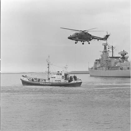 Exercise Person transport From a floating platform by the Westland SH-14D Navy Lynx Helicopter with registration 283 (1981-approx. 2012) in collaboration with the bright rescue boat Suzanna (1968-1998) of the Royal North and South Holland Redding Company (Knzhrm) In May 1990.rechts, L-Fregat Hr.Ms is located. White De With (1986-2005) in the port of Den Helder. Copyright: xpiemagsx nedmil060421-6528 !ACHTUNG AUFNAHMEDATUM GESCHÄTZT!