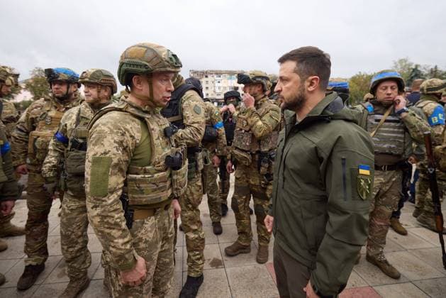 September 14, 2022, Izyum, Kharkiv region, Ukraine: Ukraine s President VOLODYMYR ZELENSKYY speaks with Colonel General OLEKSANDR SYRSKYI, commander of the Ground Forces in the town of Izyum recently liberated by the Ukrainian Armed Forces. Zelenskyy has paid a surprise visit to Izyum in Kharkiv region after the city was recaptured from Russian forces. Izyum Ukraine - ZUMAz03_ 20220914_int_z03_041 Copyright: xUkrainexPresidentialxPressxServicex