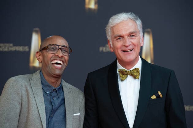 v.l. Amiaz HABRU, Moderator, Walter SITTLER, Schauspieler, Roter Teppich, Red Carpet Show, Ankunft, arrival, Verleihung des Deutschen Fernsehpreises, Der Deutsche Fernsehpreis 2022, Deutscher Fernsehpreis 2022 in Koeln, am 14.09.2022.
