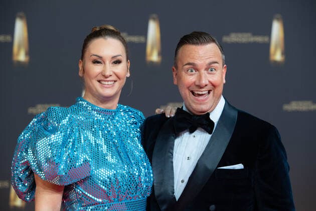 Tim RAUE, Koch, Begleiterin nicht identifiziert Roter Teppich, Red Carpet Show, Ankunft, arrival, Verleihung des Deutschen Fernsehpreises, Der Deutsche Fernsehpreis 2022, Deutscher Fernsehpreis 2022 in Koeln, am 14.09.2022.