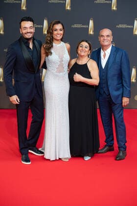 Giovanni ZARRELLA, Jana Ina ZARRELLA, und die Eltern Bruno und Clementina ZARRELLA; Roter Teppich, Red Carpet Show, Ankunft, arrival, Verleihung des Deutschen Fernsehpreises, Der Deutsche Fernsehpreis 2022, Deutscher Fernsehpreis 2022 in Koeln, am 14.09.2022.