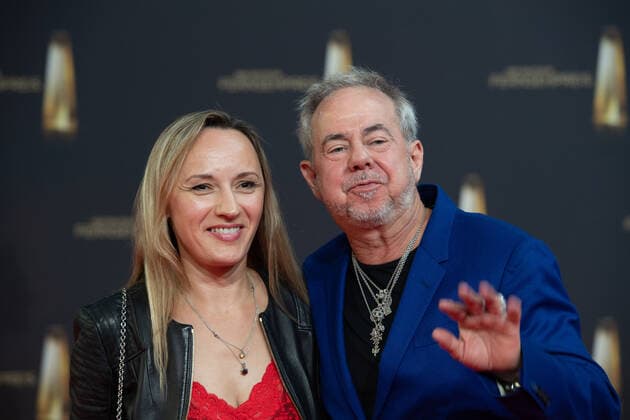 Helmut ZERLETT, Musiker, mit Ehefrau Natalia, Roter Teppich, Red Carpet Show, Ankunft, arrival, Verleihung des Deutschen Fernsehpreises, Der Deutsche Fernsehpreis 2022, Deutscher Fernsehpreis 2022 in Koeln, am 14.09.2022.