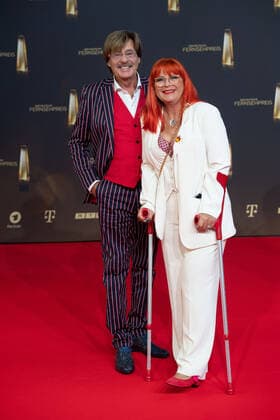 Joerg DRAEGER, Moderator, Begleiterin nicht identifiziert Roter Teppich, Red Carpet Show, Ankunft, arrival, Verleihung des Deutschen Fernsehpreises, Die Nacht der Kreativen - Der Deutsche Fernsehpreis 2022, Deutscher Fernsehpreis 2022 in Koeln, am 14.09.2022.