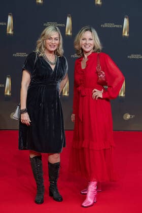 v.l. Gesine CUKROWSKI, Schauspielerin, Ann-Kathrin KRAMER, Schauspielerin, Roter Teppich, Red Carpet Show, Ankunft, arrival, Verleihung des Deutschen Fernsehpreises, Der Deutsche Fernsehpreis 2022, Deutscher Fernsehpreis 2022 in Koeln, am 14.09.2022.