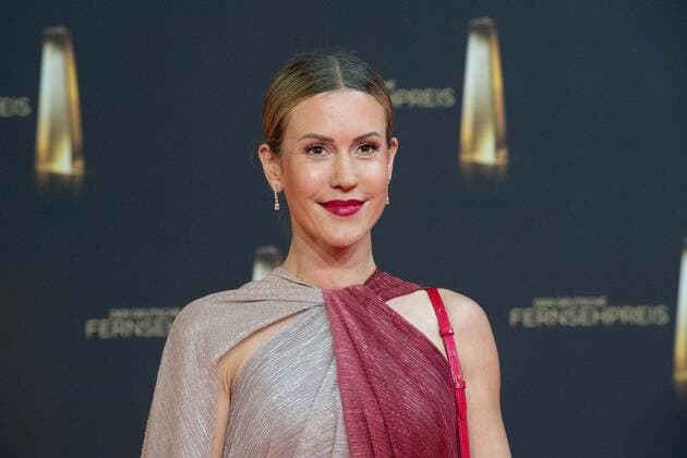 Wolke HEGENBARTH, Schauspielerin, Roter Teppich, Red Carpet Show, Ankunft, arrival, Verleihung des Deutschen Fernsehpreises, Der Deutsche Fernsehpreis 2022, Deutscher Fernsehpreis 2022 in Koeln, am 14.09.2022.