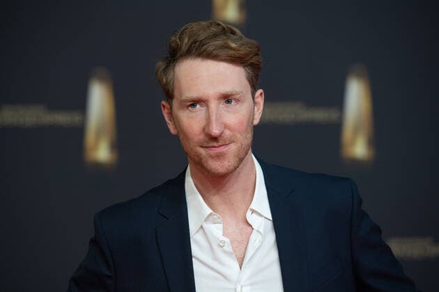 Louis KLAMROTH, Schauspieler, Roter Teppich, Red Carpet Show, Ankunft, arrival, Verleihung des Deutschen Fernsehpreises, Die Nacht der Kreativen - Der Deutsche Fernsehpreis 2022, Deutscher Fernsehpreis 2022 in Koeln, am 14.09.2022.