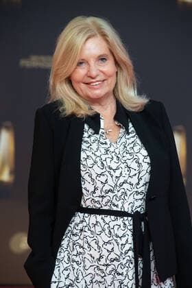 Sabine POSTEL, Schauspielerin, Begleiterin nicht identifiziert Roter Teppich, Red Carpet Show, Ankunft, arrival, Verleihung des Deutschen Fernsehpreises, Der Deutsche Fernsehpreis 2022, Deutscher Fernsehpreis 2022 in Koeln, am 14.09.2022.