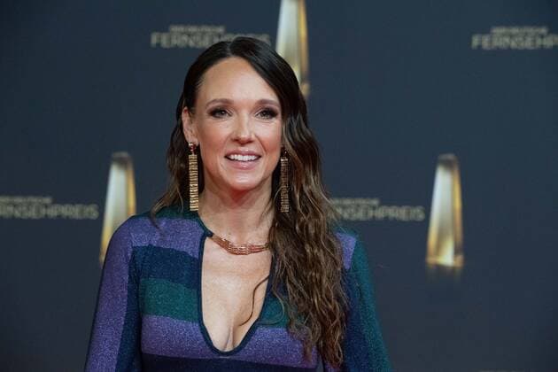 Caroin KEBEKUS, Moderatorin, Roter Teppich, Red Carpet Show, Ankunft, arrival, Verleihung des Deutschen Fernsehpreises, Der Deutsche Fernsehpreis 2022, Deutscher Fernsehpreis 2022 in Koeln, am 14.09.2022.