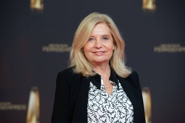 Sabine POSTEL, Schauspielerin, Begleiterin nicht identifiziert Roter Teppich, Red Carpet Show, Ankunft, arrival, Verleihung des Deutschen Fernsehpreises, Der Deutsche Fernsehpreis 2022, Deutscher Fernsehpreis 2022 in Koeln, am 14.09.2022.
